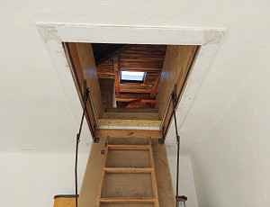 Zateplení stropu zděného rodinného domu pomocí foukané izolace